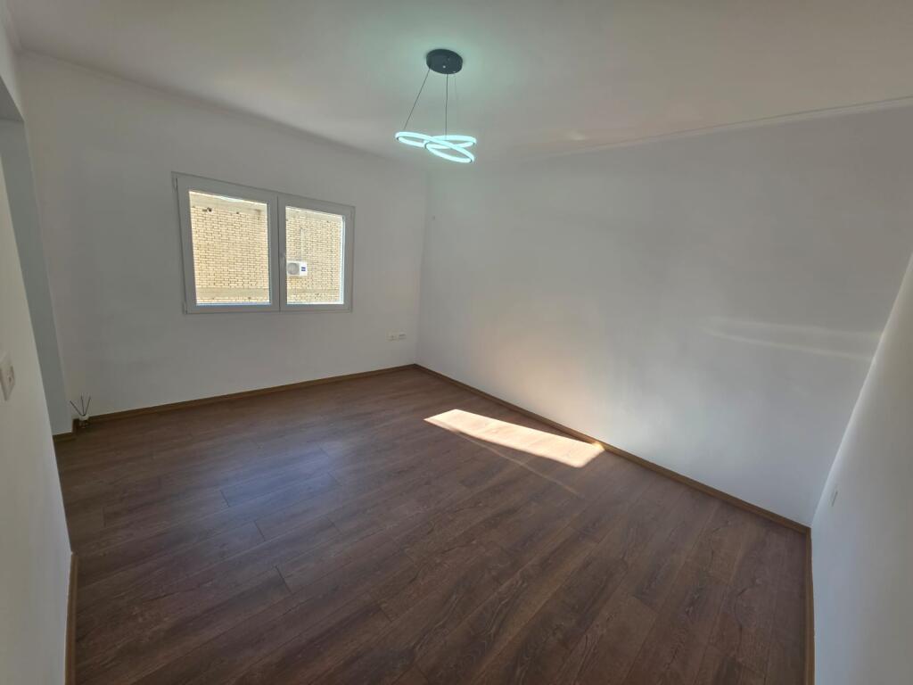 🏢Xhamllik,prane Shkolles 9-vjecare”Kongresi i Lushnjes”shitet apartament 2+1, 149,000 €uro