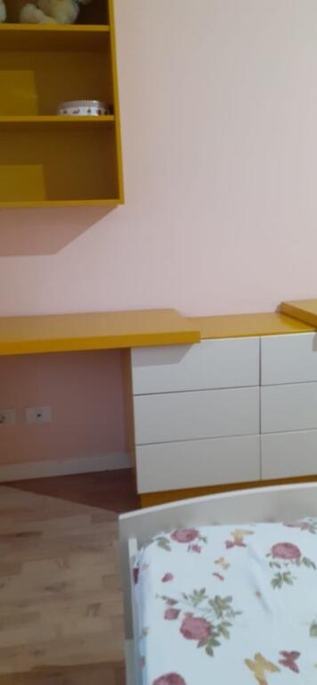 Jepet apartament 2+1 me qera prane Qendres Kristal, komuna