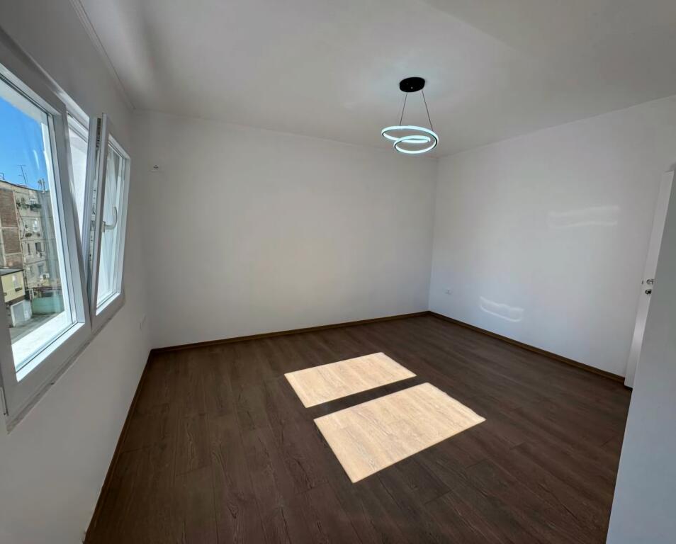 Shitet apartament 2+1 ne Xhamllik!
