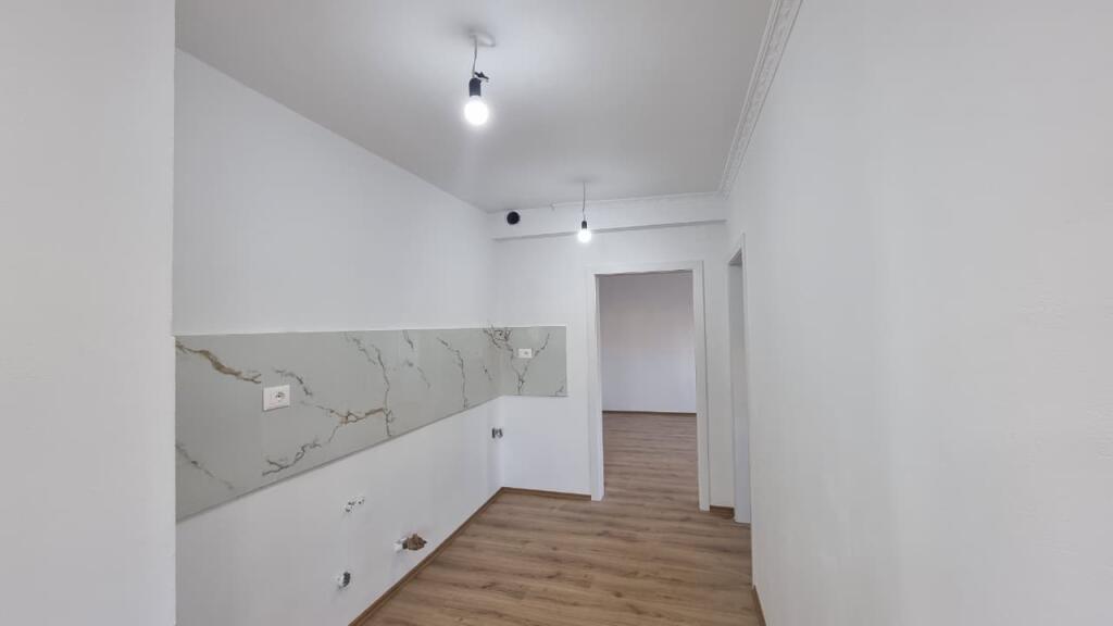 SHITET APARTAMENT 2+1 PRANE STADIUMIT DINAMO