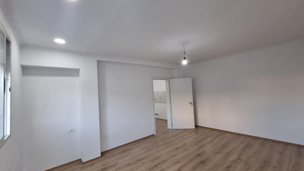 SHITET APARTAMENT 2+1 PRANE STADIUMIT DINAMO