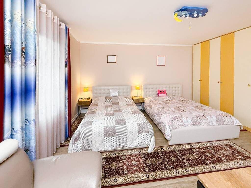 Qera, Godine 4-katëshe, Shkolla e Kuqe, Tiranë.