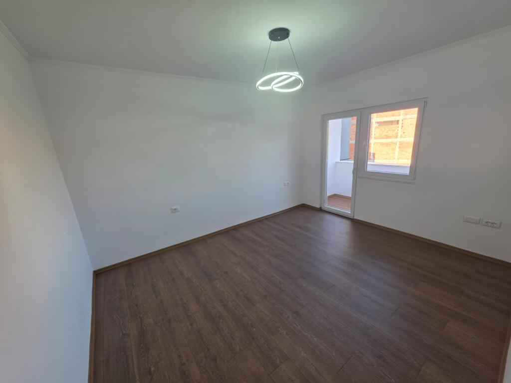 🏢Xhamllik,prane Shkolles 9-vjecare”Kongresi i Lushnjes”shitet apartament 2+1, 149,000 €uro