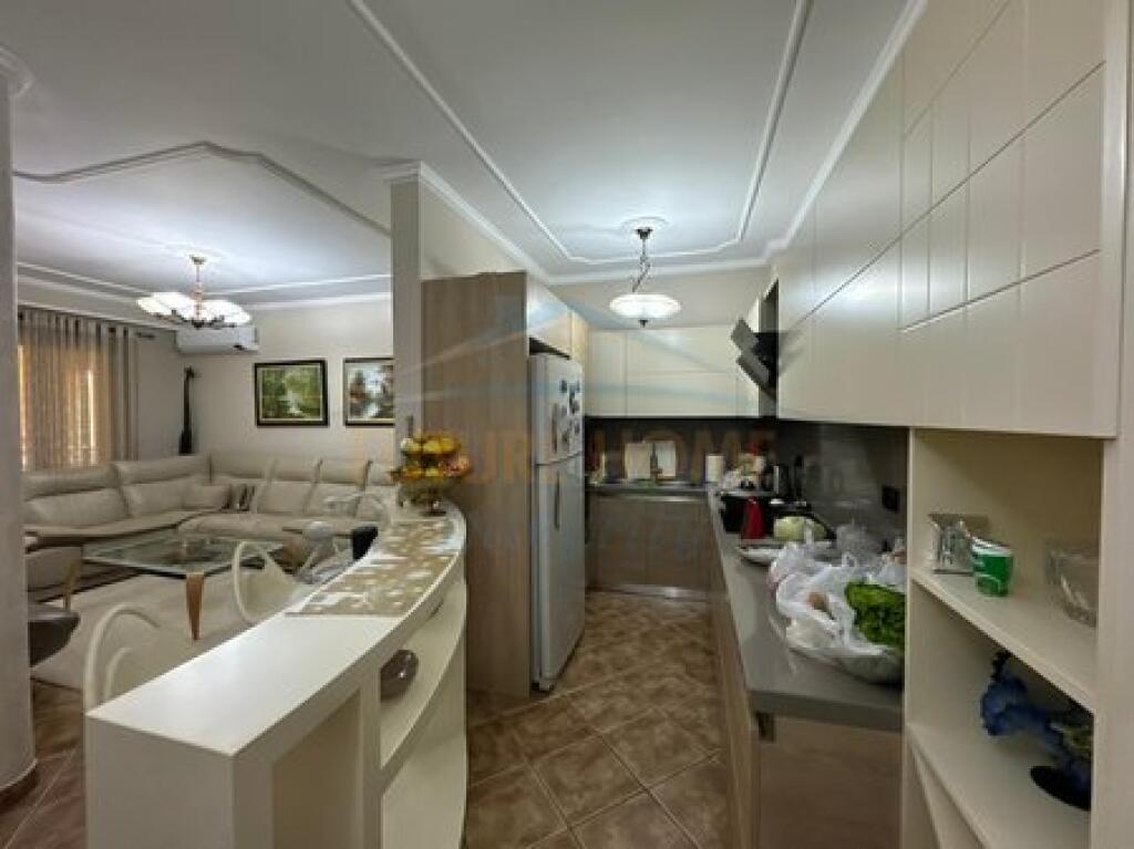 Shitet, Apartament 3+1, Brryli, Tiranë