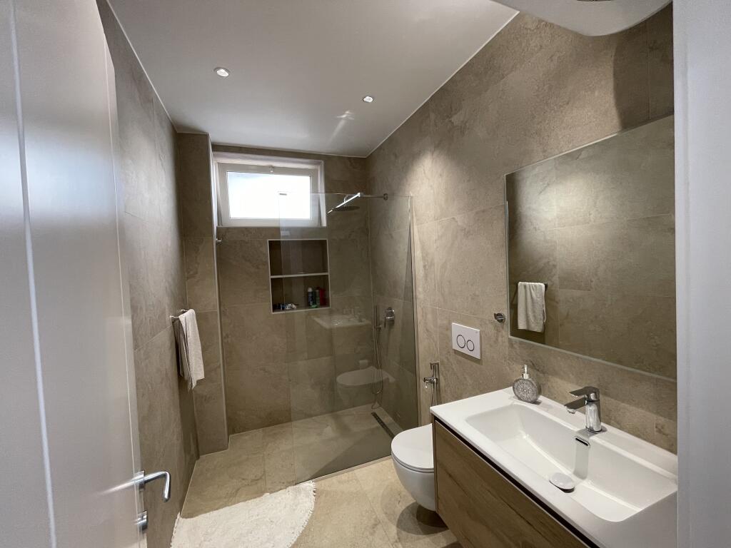 Jepet me qira apartament 2+1 tek Kafe Flora