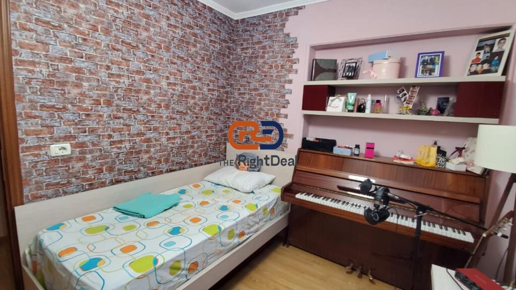 Ne Rrugen E Durresit, Shitet Apartament 4+1+2, Me Hapesira Teper Te Bollshme !!