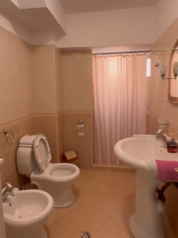 AMBIENT BIZNESI PER QERA PRANE STACIONIT TË TRENIT