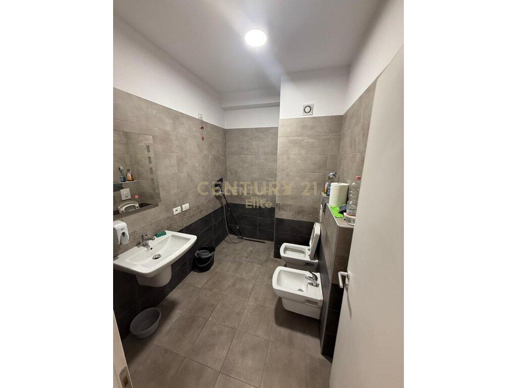 Jepet me Qira Apartament 3+1+2 pranë 🏙️ Ring Center
