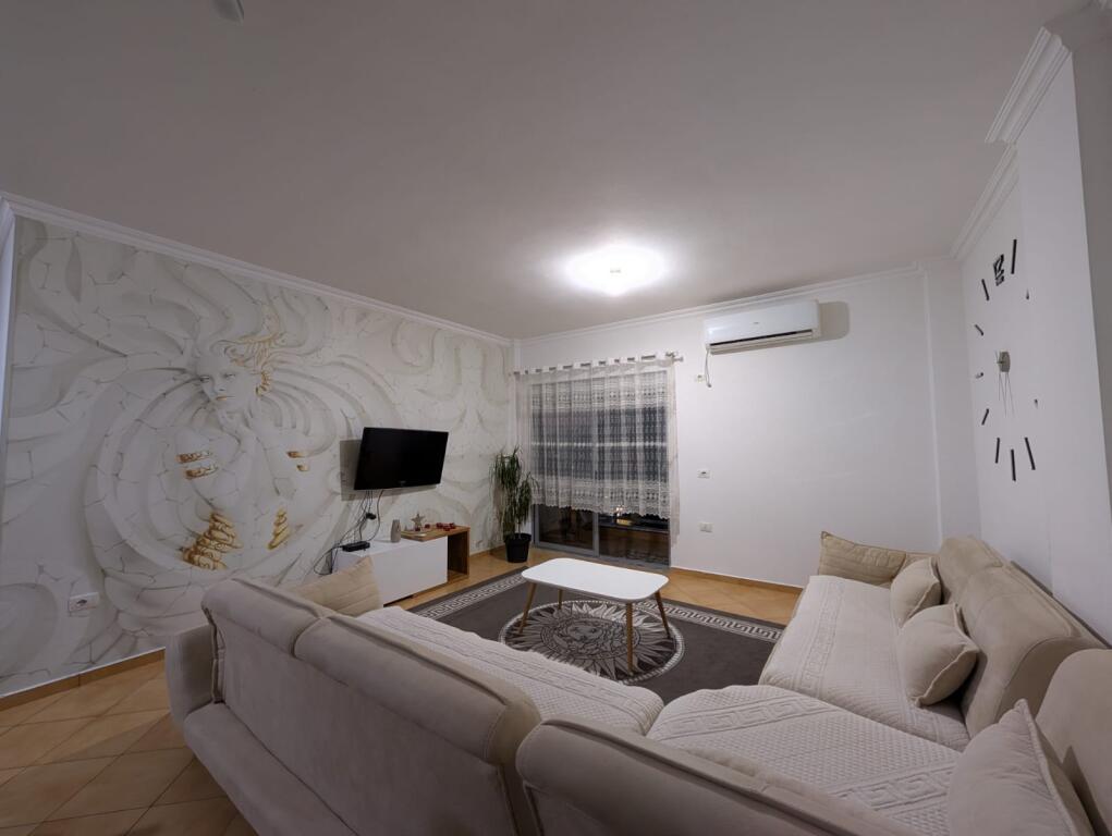 🏢Fresk, vicino al Ristorante Nelsa, si affitta appartamento 2+1 arredato. 45.000 Leke