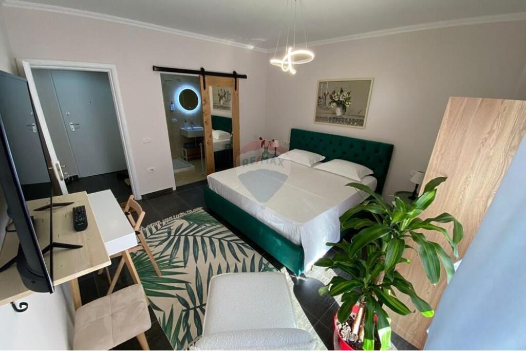 Ofrohet apartament 2+1+2 me qira tek Rruga e Barrikadave!