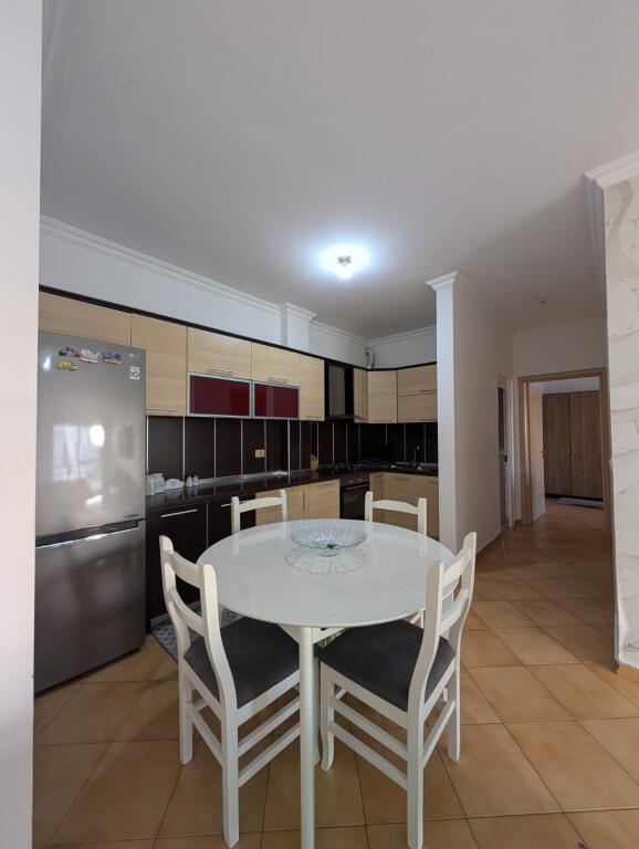 🏢Fresk, vicino al Ristorante Nelsa, si affitta appartamento 2+1 arredato. 45.000 Leke