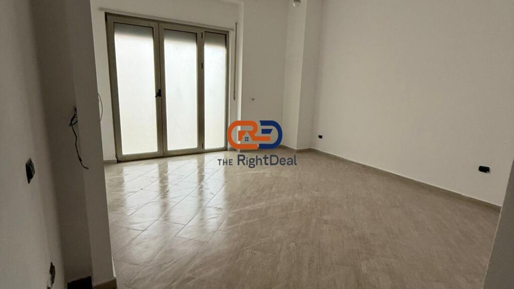 Ne Durres, Shitet Apartament 2+1+2, Me Planimetri Te Rregullt, Shume Prane Qendres!!