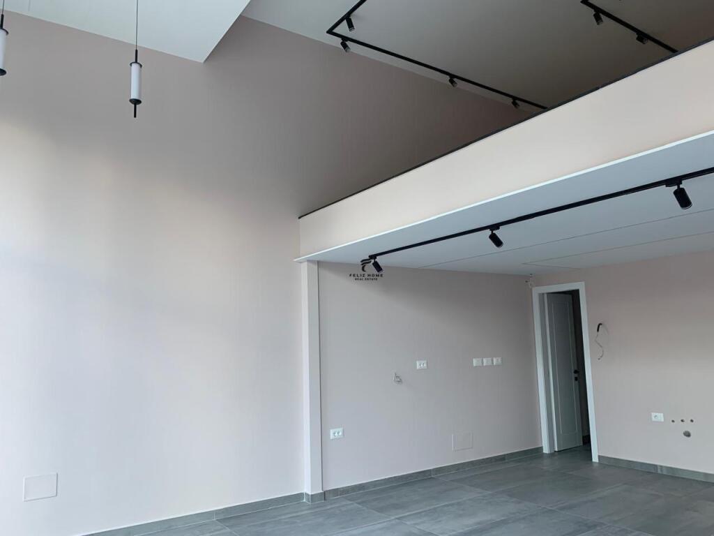 NEGOZIO IN AFFITTO 100 M2 VIA KAVAJES 1.200 EURO