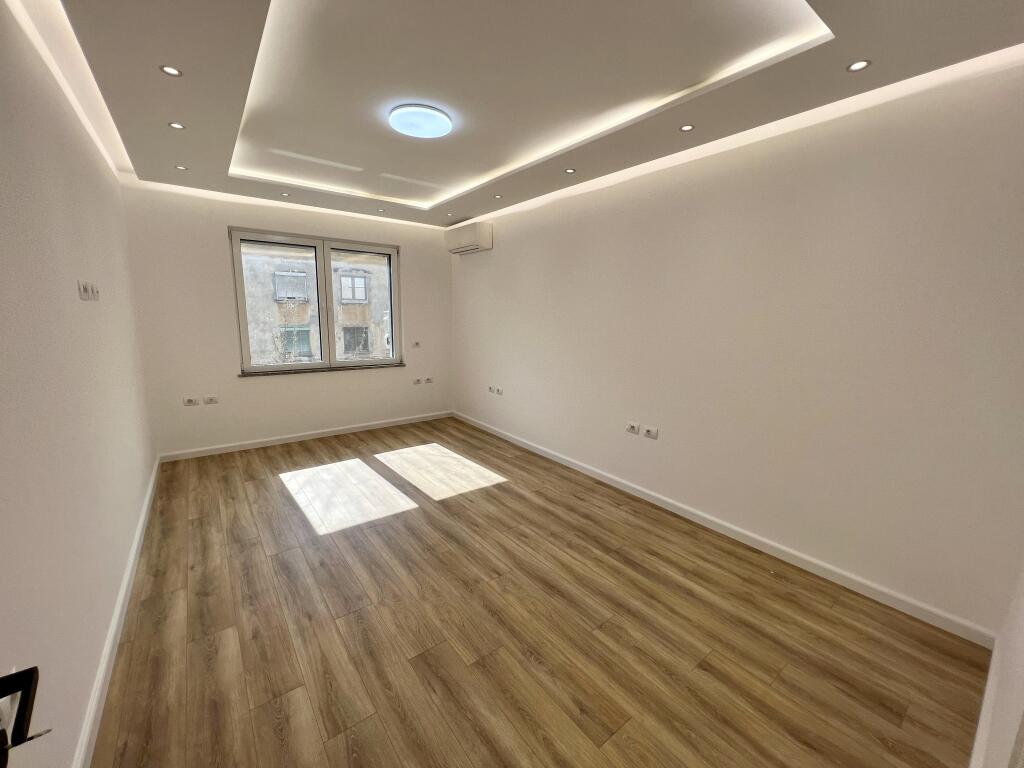 📣 AFFITTO Appartamento 2+1 📍 Vicino al Caffè Flores, Centro Tirana ✨