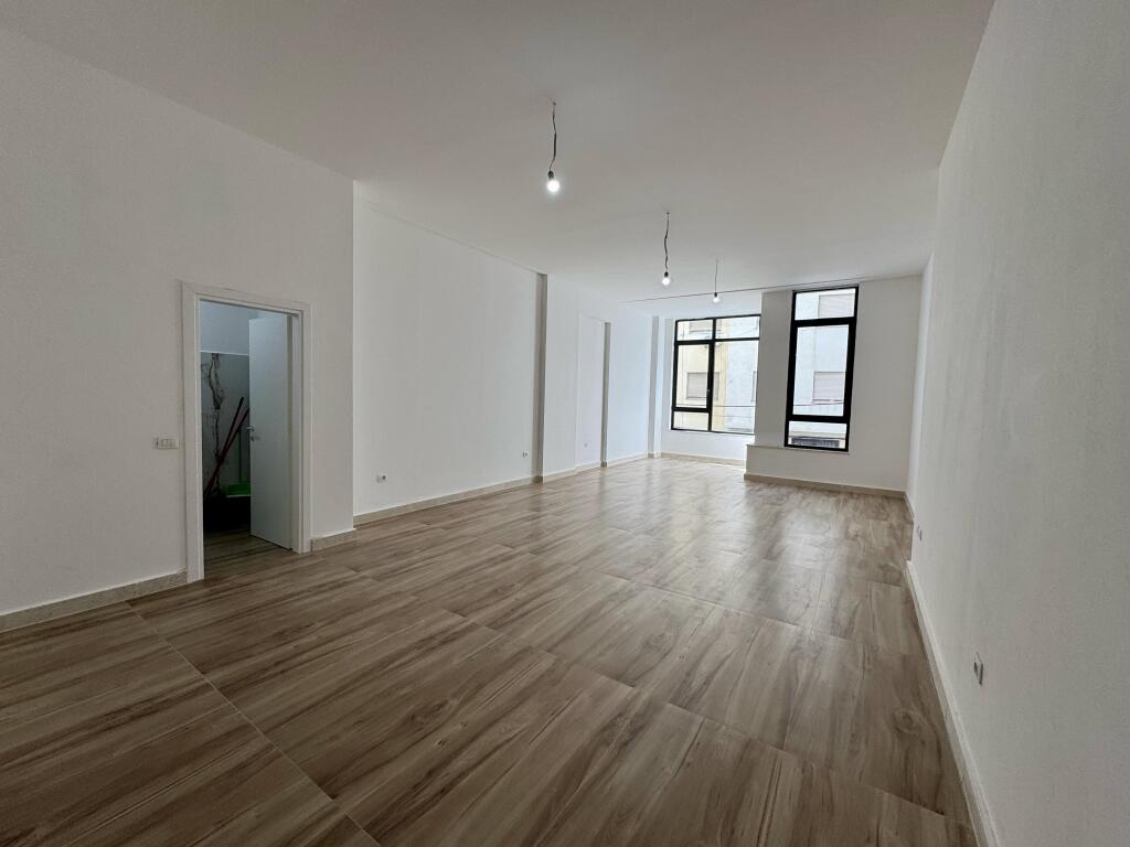 📣 LOCAZIONE Ufficio Ambiente 📍 Centro, Vicino al Caffè Flora 🛣️ Via "Mine Peza" ✨