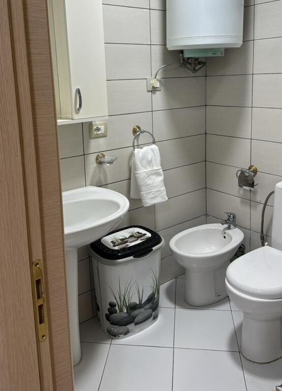 Jepet me qera apartament 2+1+1 banjo +1 ballkon në katin e 5-të,me ashensor,don bosko