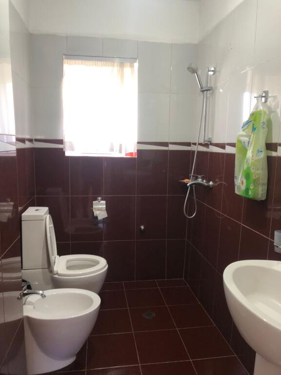 APARTAMENT per qera prane Policise