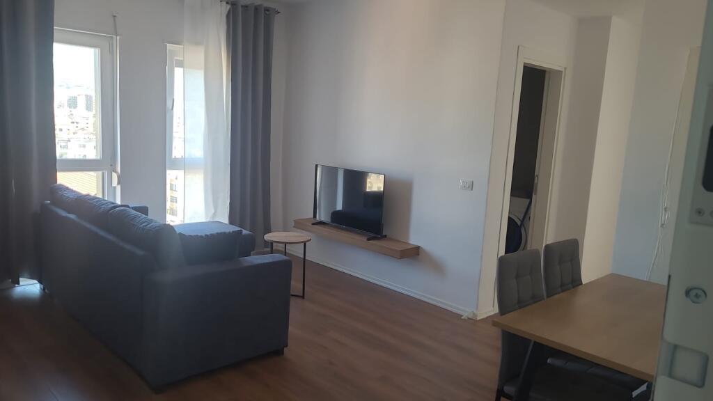 1+1 i mobiluar te shkolle e kuqe,600 euro ,me post parkimi opsional