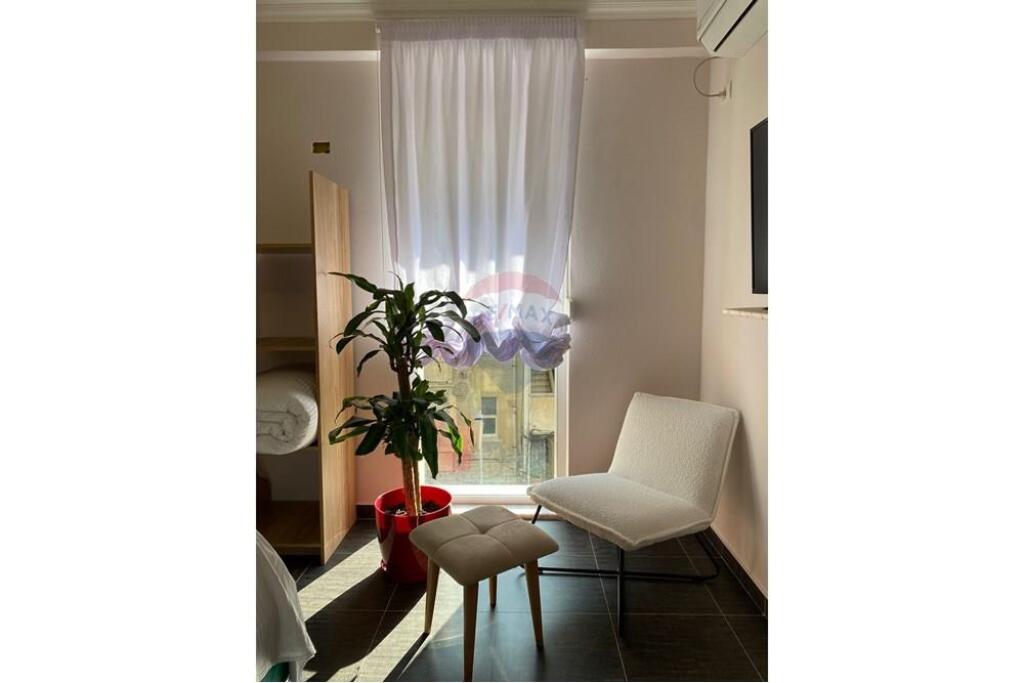 Ofrohet apartament 2+1+2 me qira tek Rruga e Barrikadave!