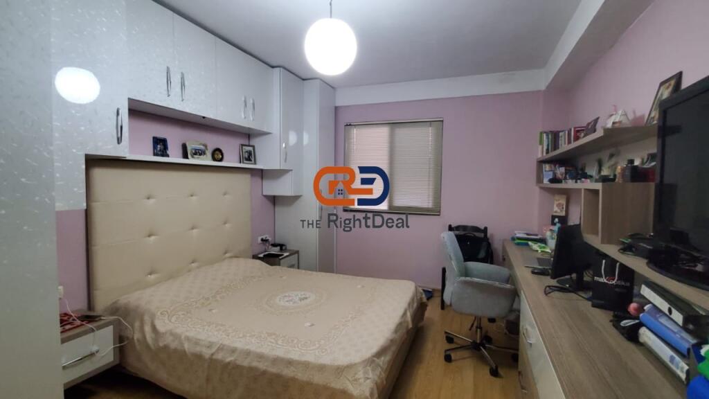 Ne Rrugen E Durresit, Shitet Apartament 4+1+2, Me Hapesira Teper Te Bollshme !!