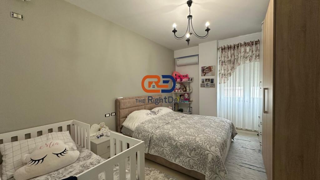 Prane Pazarit Te Ri, Shitet Apartament 1+1, Mundesi Ideale Investimi !!