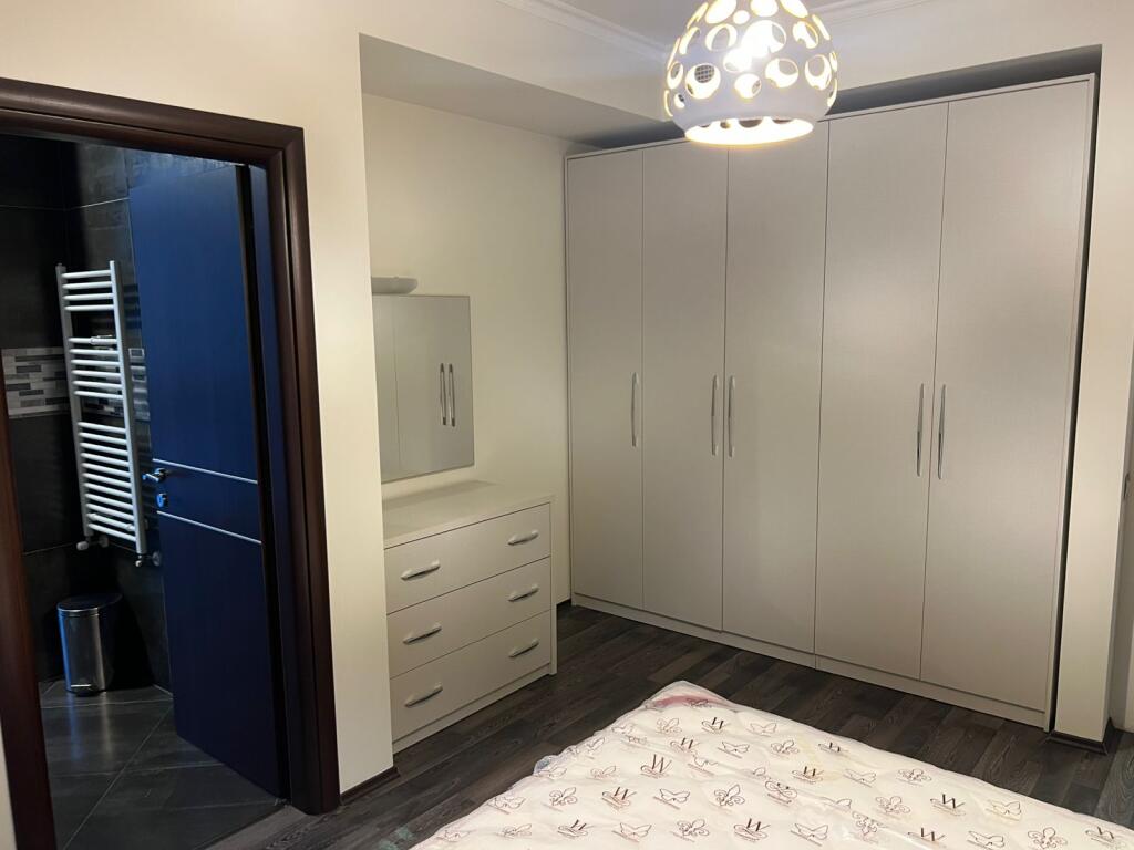 Jepet me qera apartament 2+1+2 Tek rr.Kosovareve !