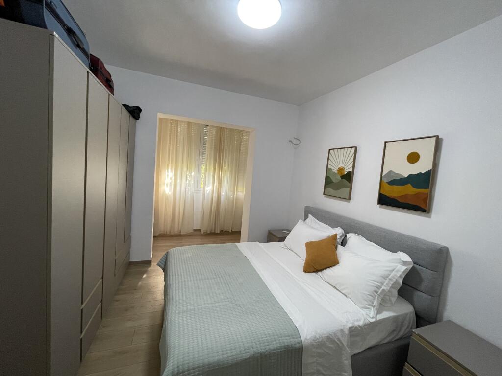 Jepet me qira apartament 2+1 tek Kafe Flora