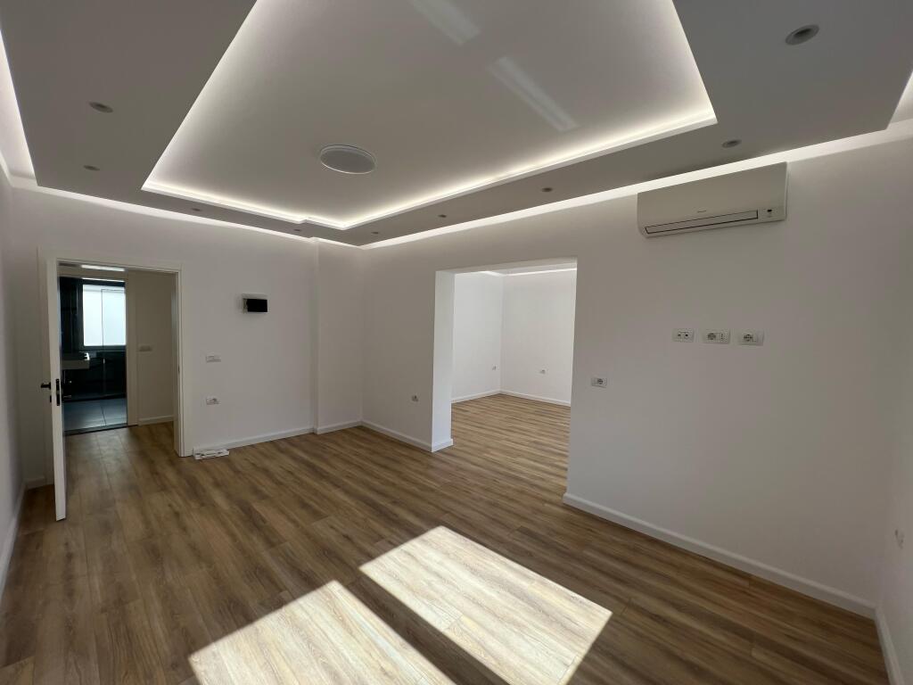 📣 QERA Apartament 2+1 📍 Prane Kafe Flores , Qender Tirane 💶 Cmimi 900€