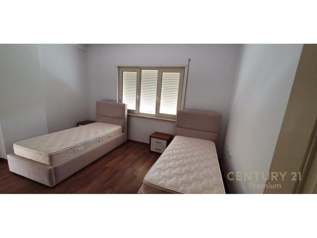 Jepet me qira apartament 2+1+2 bashkë me post parkimi në zonën e Kopshti Botanik!