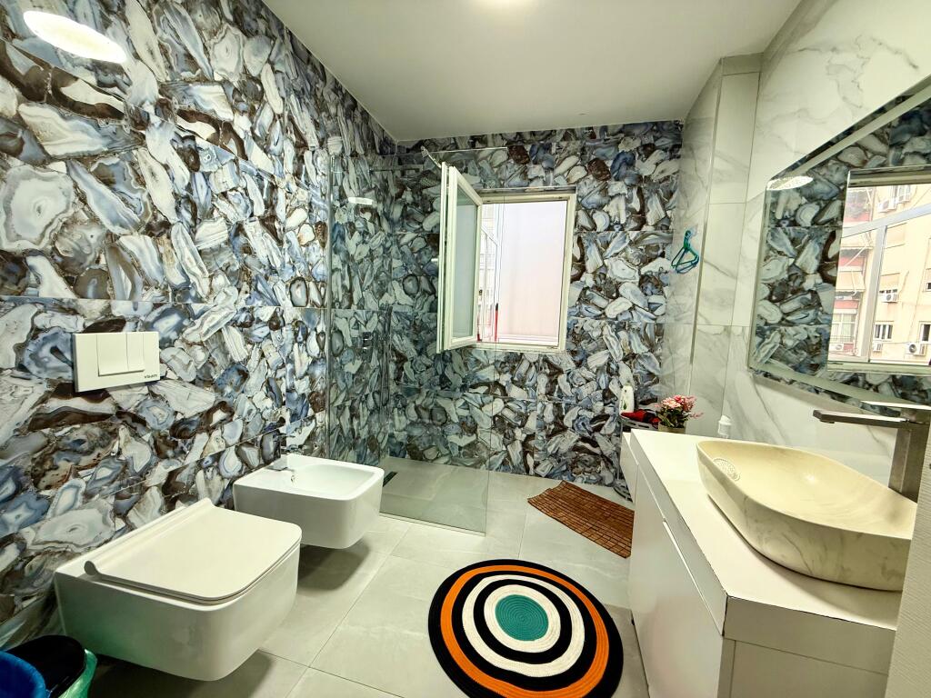 apartament 3+1+2 me qira dhe ballkon