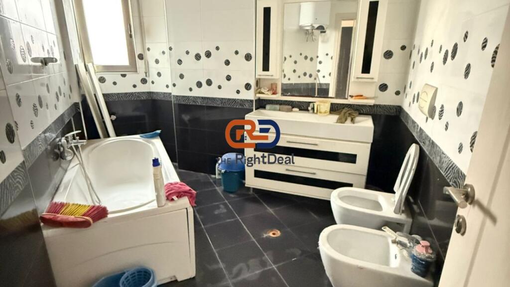 Ne Durres, Shitet Apartament 2+1+2, Me Planimetri Te Rregullt, Shume Prane Qendres!!