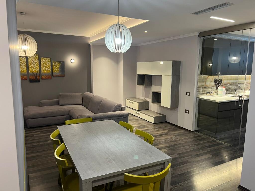 Jepet me qera apartament 2+1+2 Tek rr.Kosovareve !