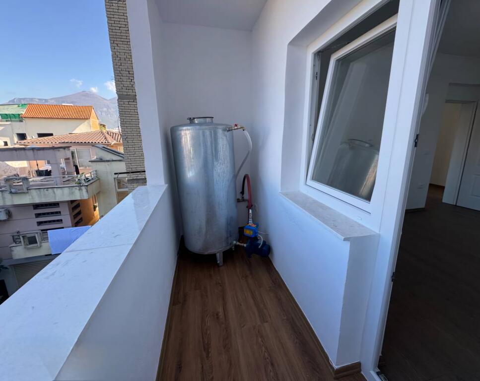 Shitet apartament 2+1 ne Xhamllik!
