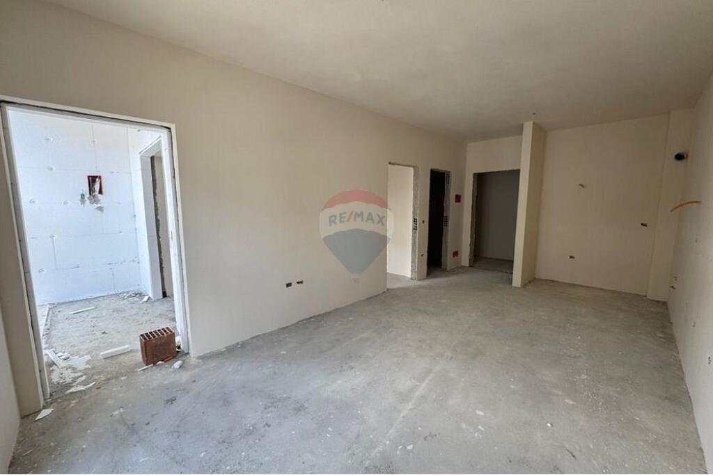 Shitet Apartament 1+1 Tek ish Sheshi Shqiponja !