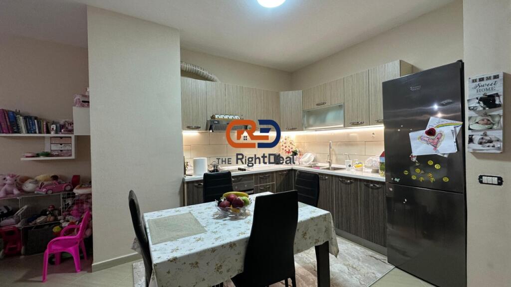 Prane Pazarit Te Ri, Shitet Apartament 1+1, Mundesi Ideale Investimi !!