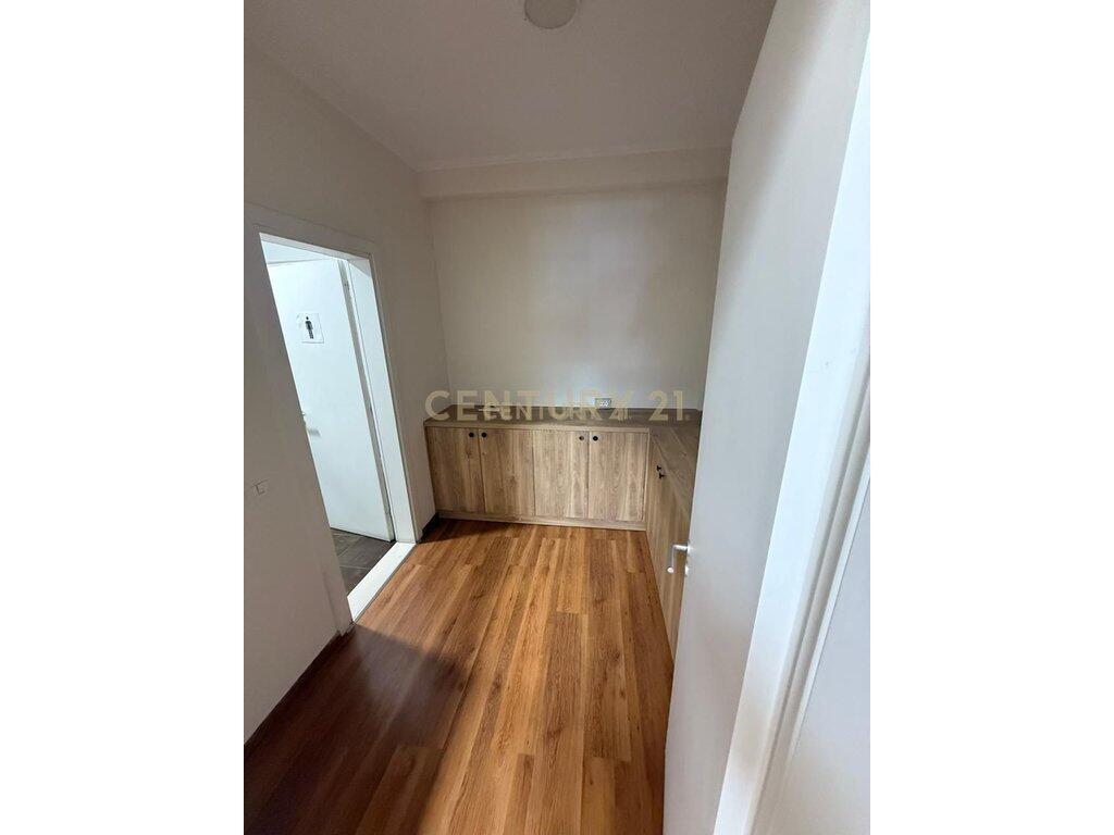 Jepet me Qira Apartament 3+1+2 pranë 🏙️ Ring Center