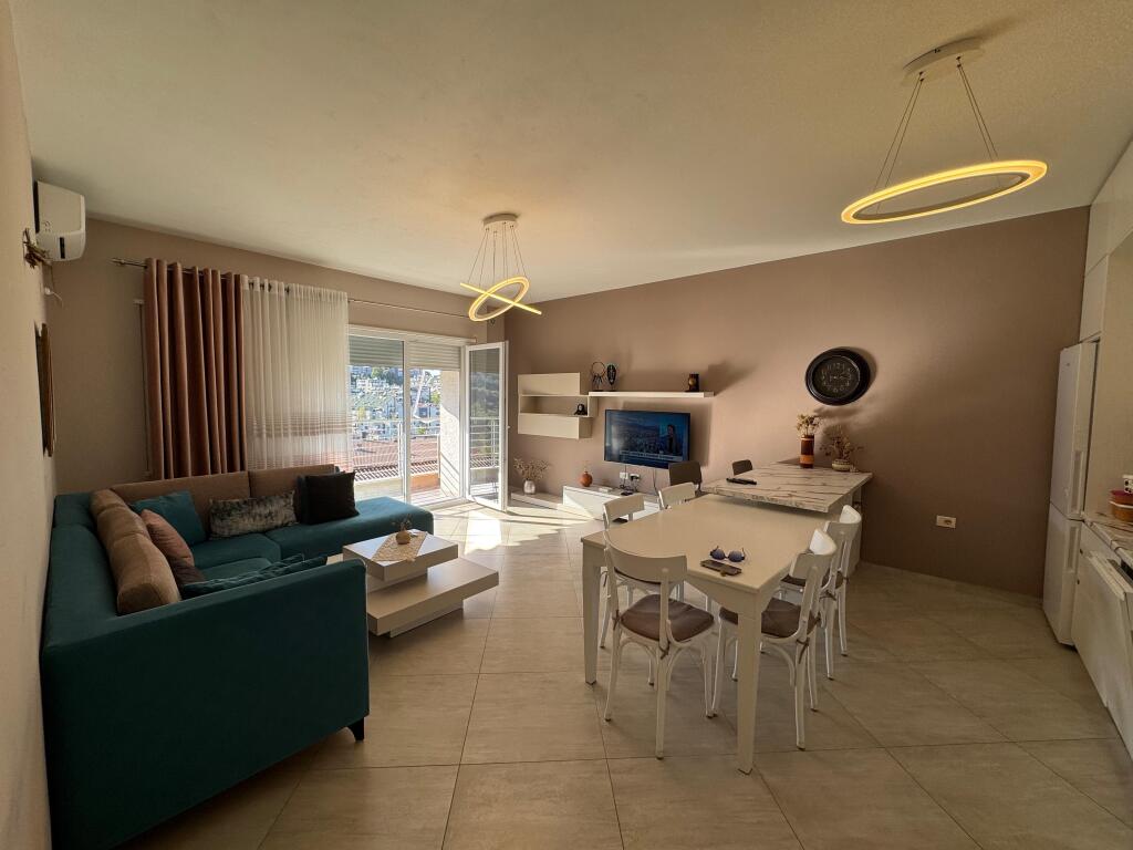 Qera 2+1 liqeni that prane Hotel Radisson
