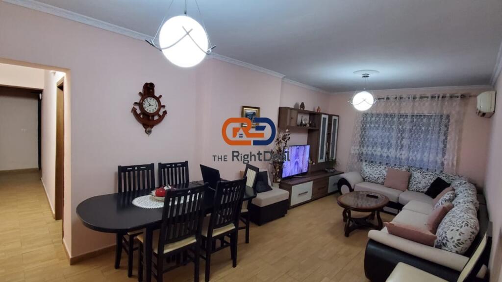 Ne Rrugen E Durresit, Shitet Apartament 4+1+2, Me Hapesira Teper Te Bollshme !!