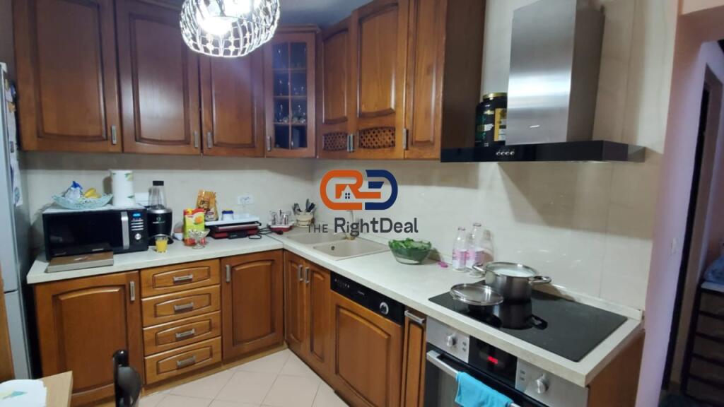 Ne Rrugen E Durresit, Shitet Apartament 4+1+2, Me Hapesira Teper Te Bollshme !!