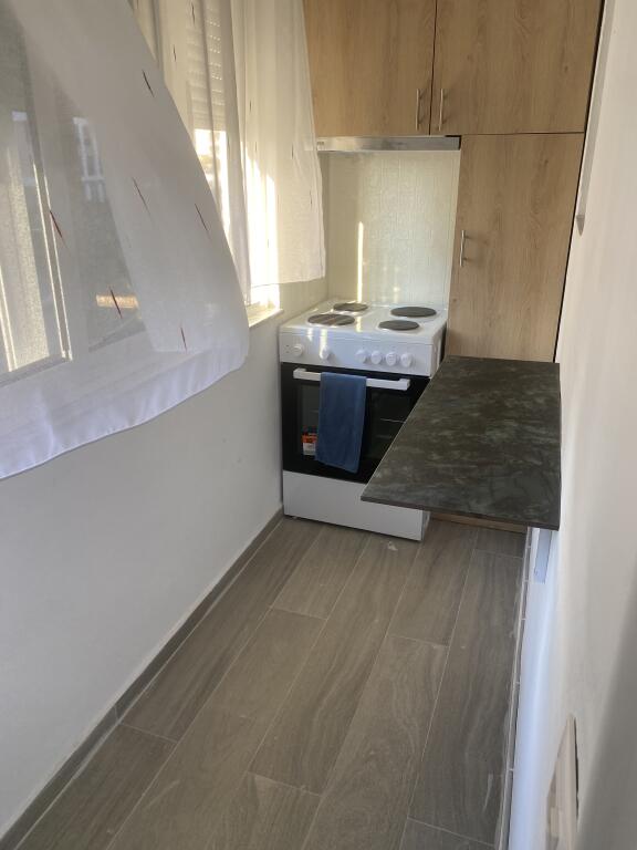 2+1,i mobiluar ne xhamllik,cmimi 500 euro