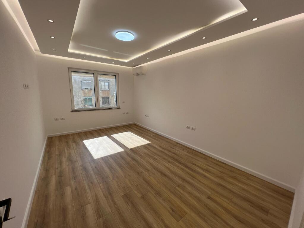 📣 QERA Apartament 2+1 📍 Prane Kafe Flores , Qender Tirane 💶 Cmimi 900€