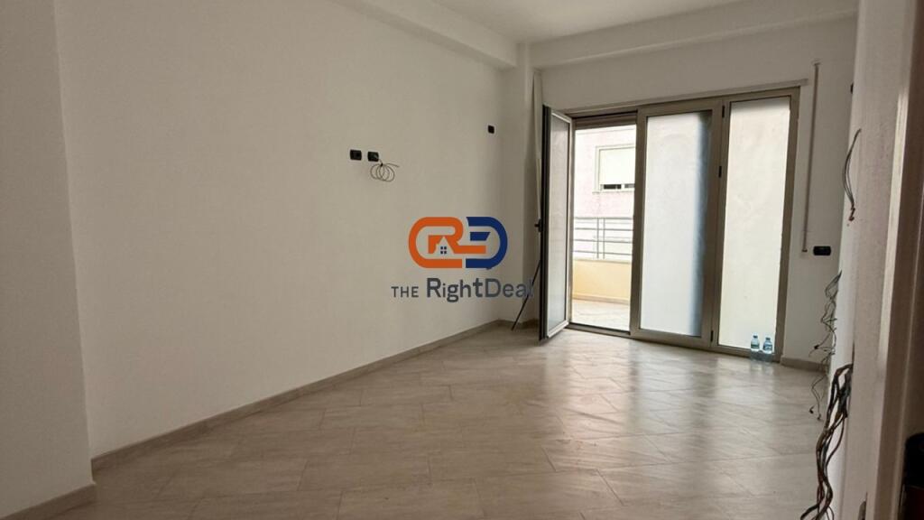 Ne Durres, Shitet Apartament 2+1+2, Me Planimetri Te Rregullt, Shume Prane Qendres!!