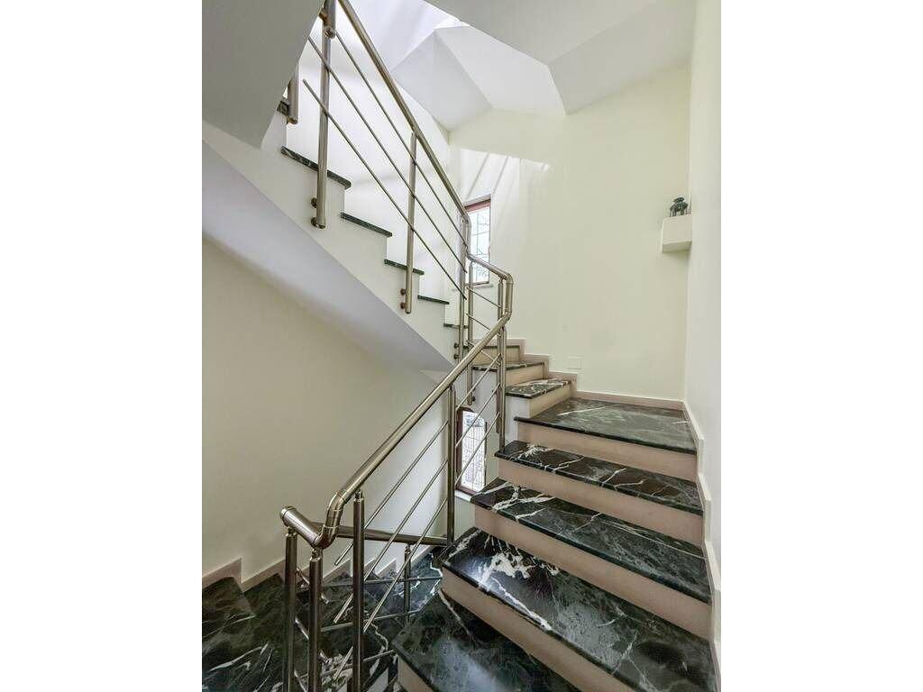 Qera, Godine 4-katëshe, Shkolla e Kuqe, Tiranë.