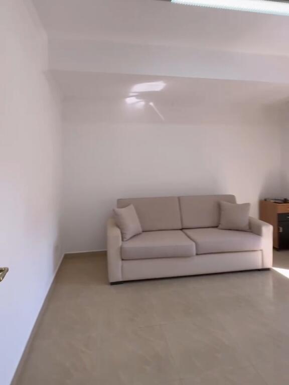 AMBIENT BIZNESI PER QERA PRANE STACIONIT TË TRENIT