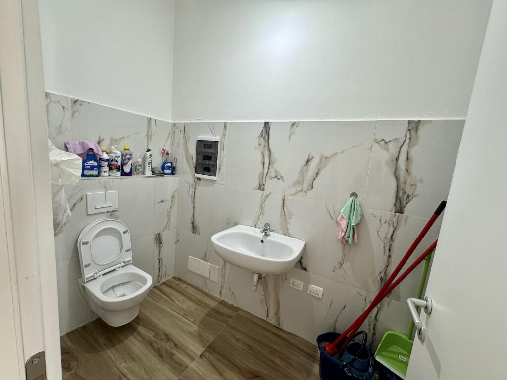 📣 LOCAZIONE Ufficio Ambiente 📍 Centro, Vicino al Caffè Flora 🛣️ Via "Mine Peza" ✨