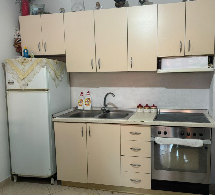 Tiranë, jepet me qera apartament 1+1 në katin e 8-të,me ashensor, 70 m²,spitali amerikan 3
