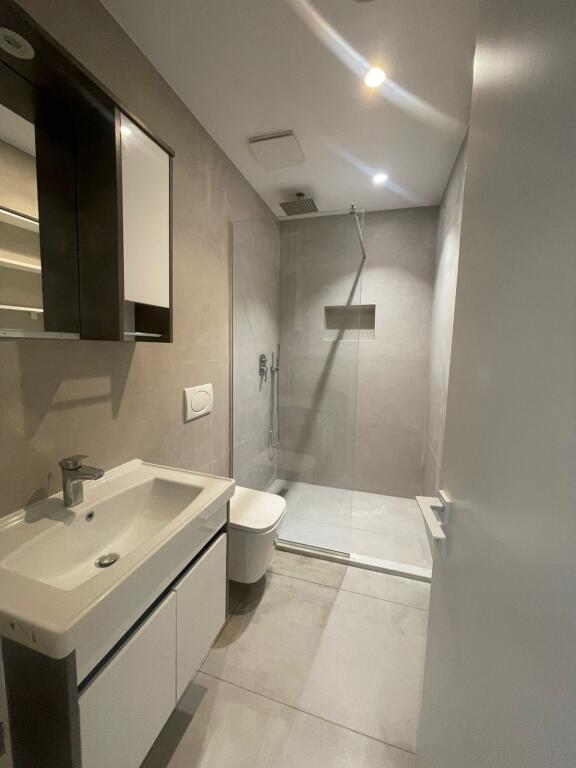🏢Asim Vokshi Street, opposite the "Harry Fultz" Institute, a 1+1 furnished apartment is for rent. 55,000 Leke