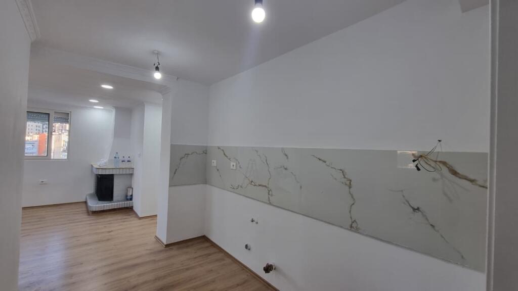 SHITET APARTAMENT 2+1 PRANE STADIUMIT DINAMO