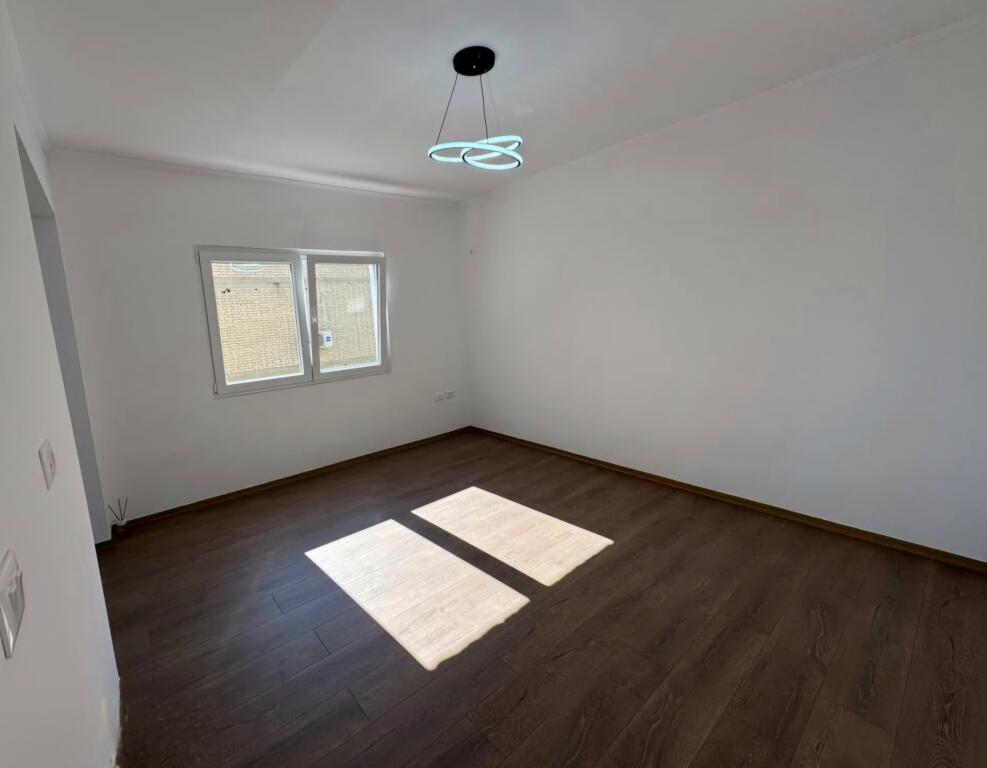 Shitet apartament 2+1 ne Xhamllik!
