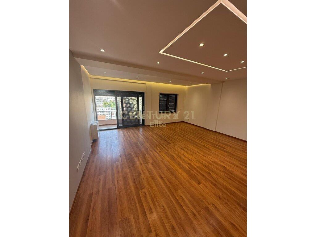 Jepet me Qira Apartament 3+1+2 pranë 🏙️ Ring Center